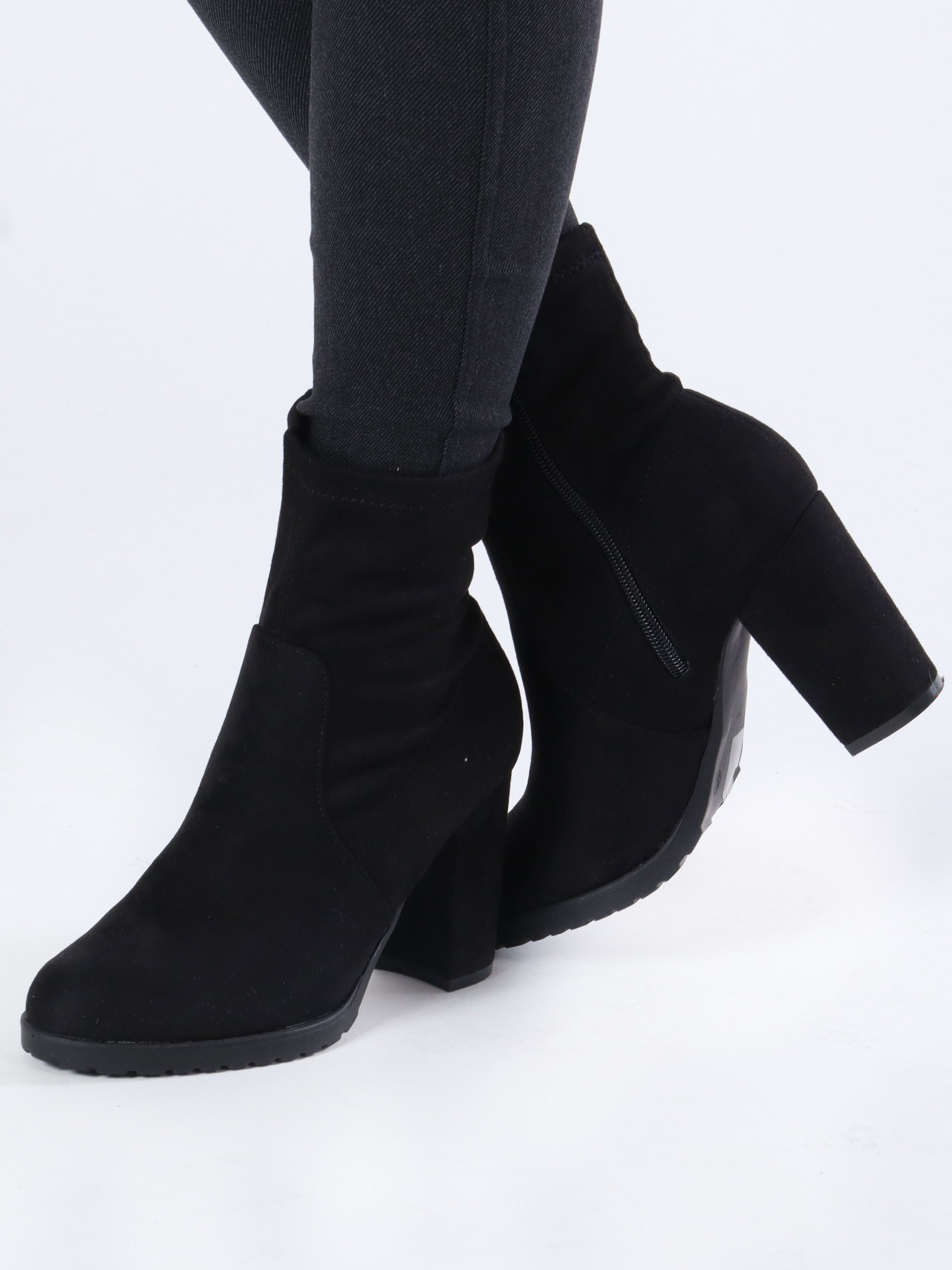 Lila - Sorte støvler i ruskindslook med tyk hæl